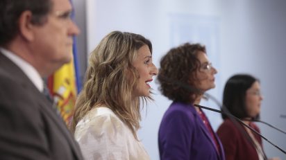 La ministra de Hacienda, María Jesús Montero, la de Trabajo y Economía Social, Yolanda Díaz, el de Inclusión, Seguridad Social y Migraciones, José Luis Escrivá, y la de Política Territorial y Función Pública, Carolina Darias. Foto: Pool Moncloa/JM Cuadrado.