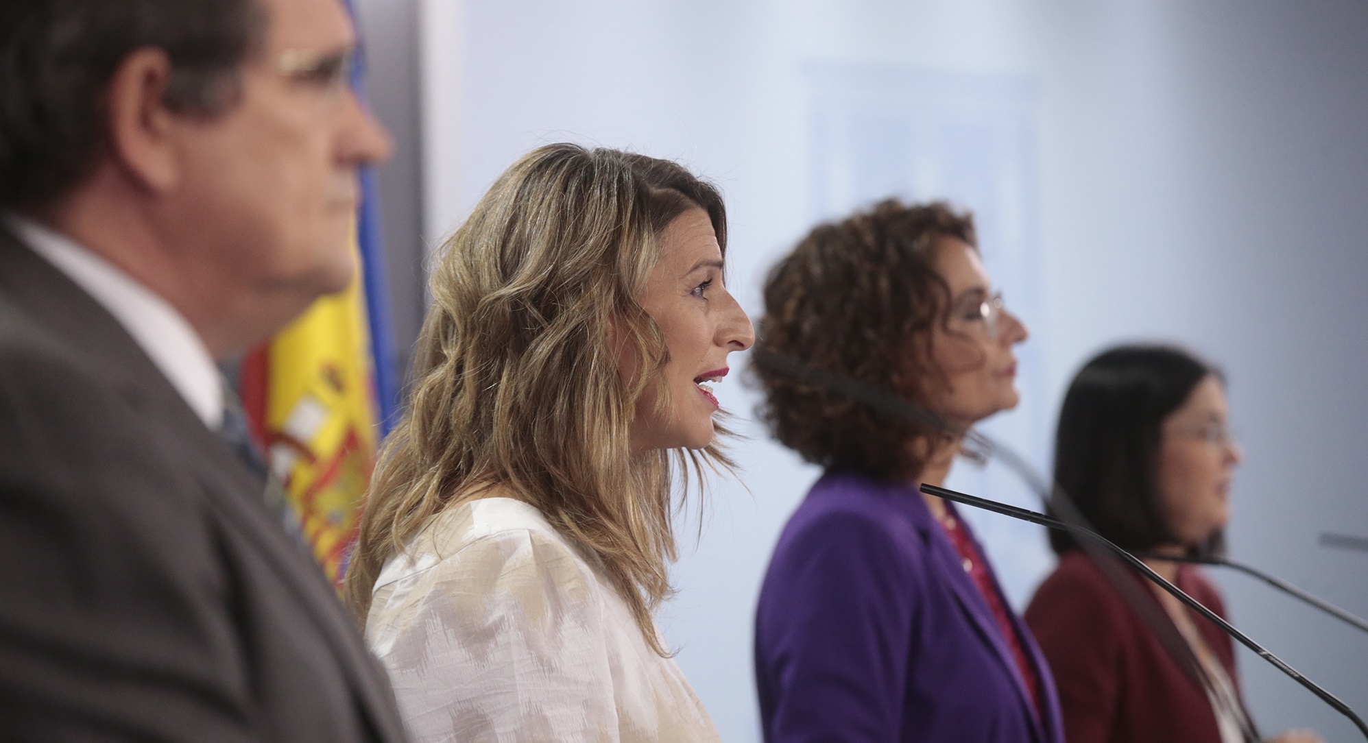 La ministra de Hacienda, María Jesús Montero, la de Trabajo y Economía Social, Yolanda Díaz, el de Inclusión, Seguridad Social y Migraciones, José Luis Escrivá, y la de Política Territorial y Función Pública, Carolina Darias. Foto: Pool Moncloa/JM Cuadrado.
