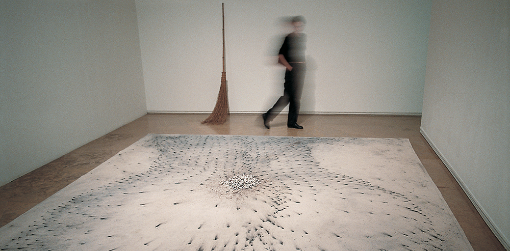 Eulàlia Valldosera. El melic del món #3. El cul de la terra. 1990-2001.