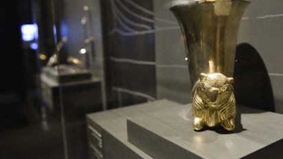 Copa en forma de cuerno. Kahramanmaraş (Turquía). 500 a. C. Plata y oro. CaixaForum Barcelona.