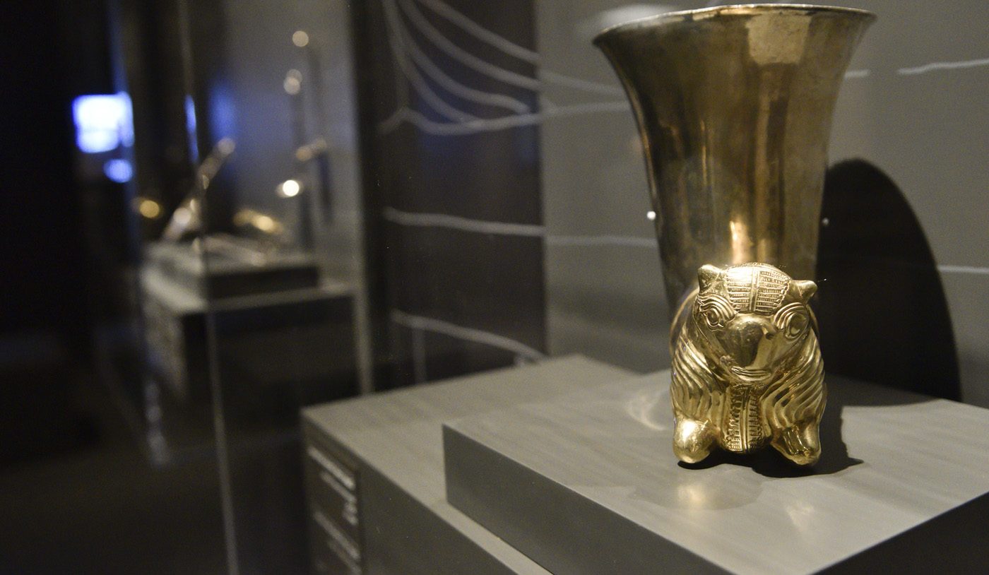 Copa en forma de cuerno. Kahramanmaraş (Turquía). 500 a. C. Plata y oro. CaixaForum Barcelona.