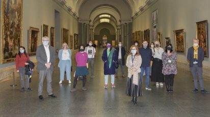Los artistas y colectivos que participan en el proyecto educativo 'Deslizar' junto al director del Museo del Prado, Miguel Falomir, y a la coordinadora General de Educación del Museo, Ana Moreno. © Museo Nacional del Prado.