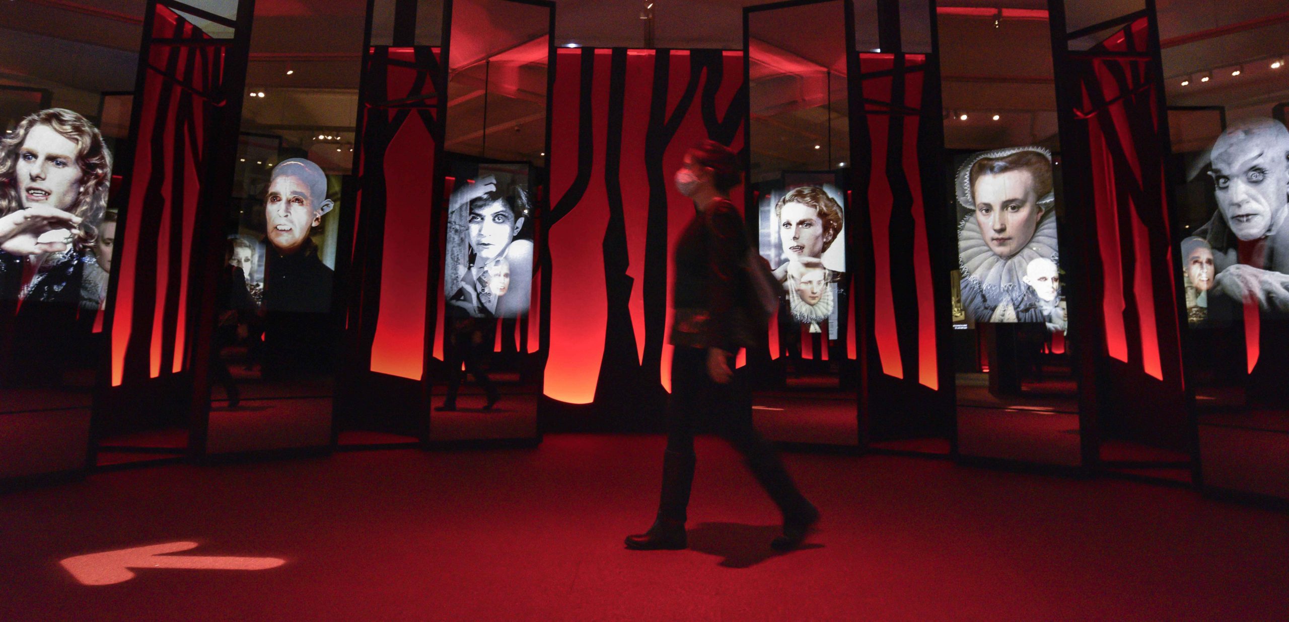 'Vampiros. La evolución del mito', organizada conjuntamente por la Fundación ”la Caixa” y La Cinémathèque française, analiza la fascinación de los cineastas por esta figura terrorífica.