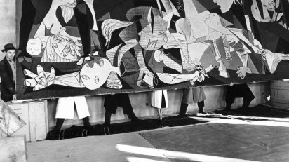 'Guernica' de Pablo Picasso en el Moderna Museet de Estocolmo, 1956. Foto: Kary Lasch. The Cordon Press © Sucesión Pablo Picasso, VEGAP, Madrid 2017.