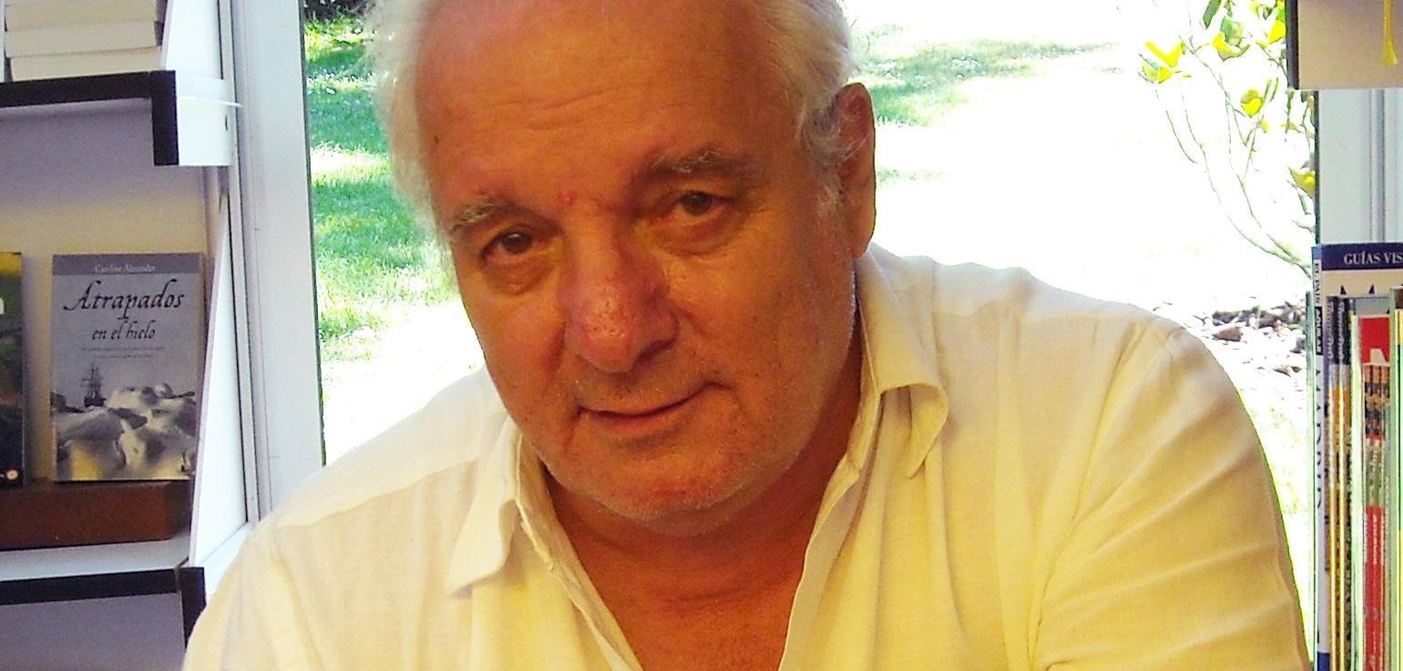 Javier Reverte en la Feria del Libro de Madrid de 2009.