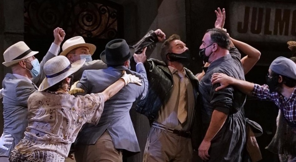 LA DEL MANOJO DE ROSAS. FOTOGRAFÍA: Javier del Real.