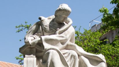 Monumento a Emilia Pardo Bazán en la calle Princesa (Madrid), obra del escultor Rafael Vela del Castillo. https://commons.wikimedia.org/w/index.php?curid=14862131