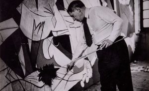 Pablo Picasso trabajando en 'Guernica' en su taller de los Grands-Augustins, mayo-junio 1937. Foto: Dora Maar. Museo Nacional Centro de Arte Reina Sofía, Madrid. © Sucesión Pablo Picasso, VEGAP, Madrid 2017.
