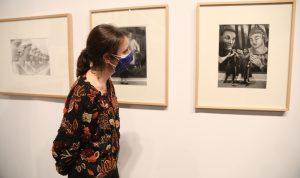 Andrea Levy, delegada del Área de Gobierno de Cultura del Ayuntamiento de Madrid, visita la exposición 'ARCO. Recorridos Fotográficos'.