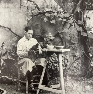 Llorens Artigas trabajando en el taller de la calle Juli Verne, Barcelona. Fotografía: Otho Lloyd.