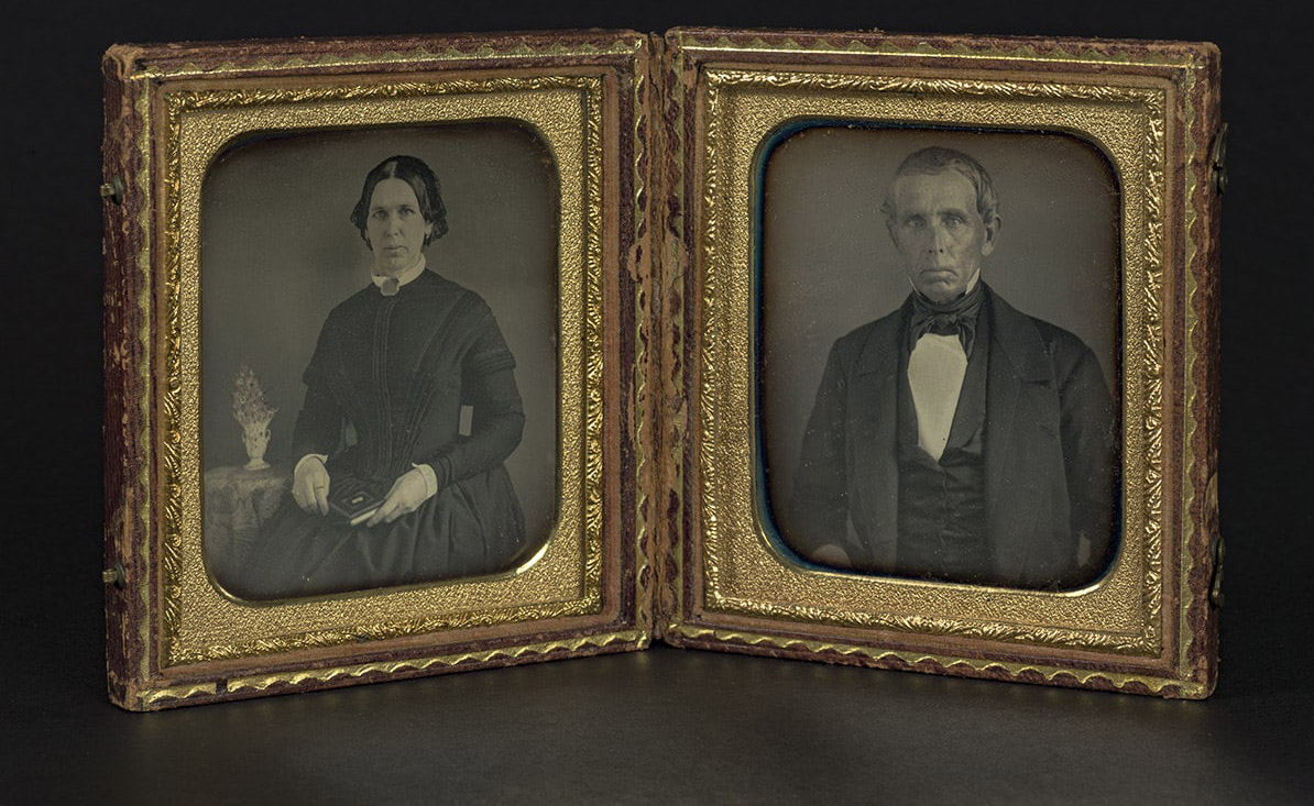 Autoría desconocida. Retratos de una mujer y de un hombre, ca.1840-1860. Estuche con dos daguerrotipos Colección Ángel Fuentes de Cía. © Josep Maria Oliveras.
