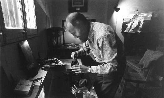 Manolo Millares grabando una de las planchas de 'Antropofauna' en el taller de Gustavo Gili en Barcelona, 1970. © Cortesía de Editorial Gustavo Gili S.L. Foto: Tony Vidal.