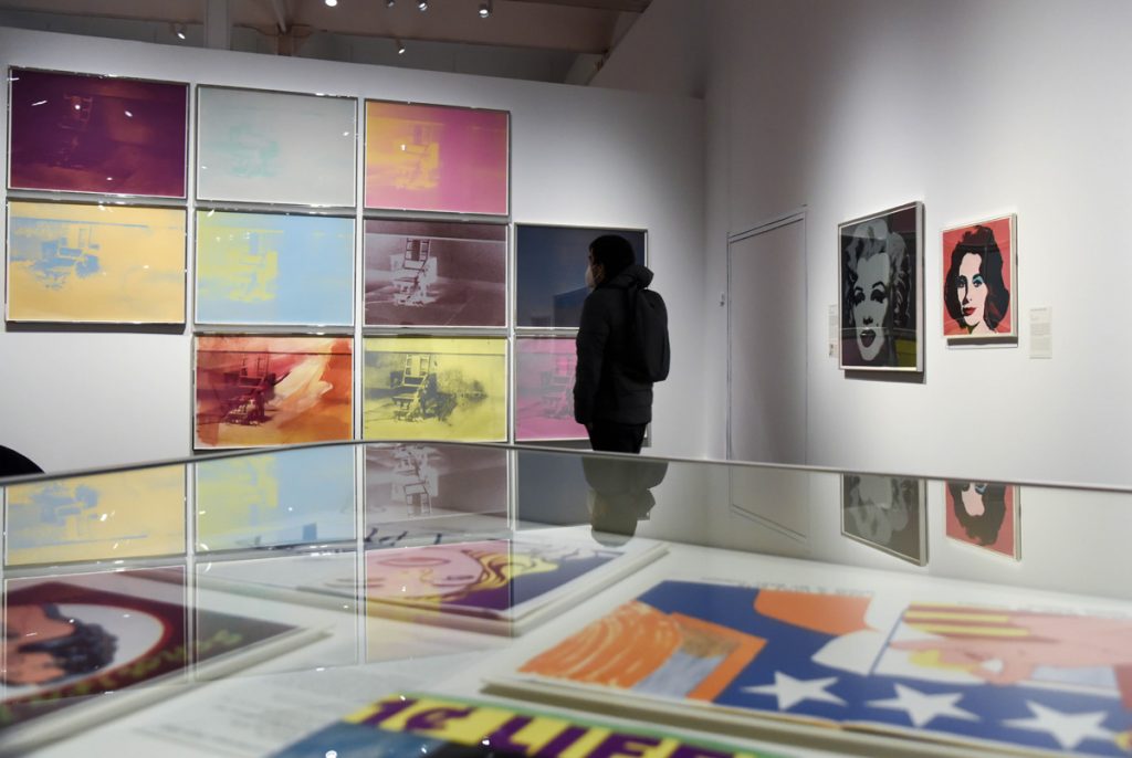 La exposición 'El sueño americano. Del pop a la actualidad' es un recorrido por seis décadas de la historia del grabado en Estados Unidos con artistas como Warhol, Rauschenberg o Lichtenstein.