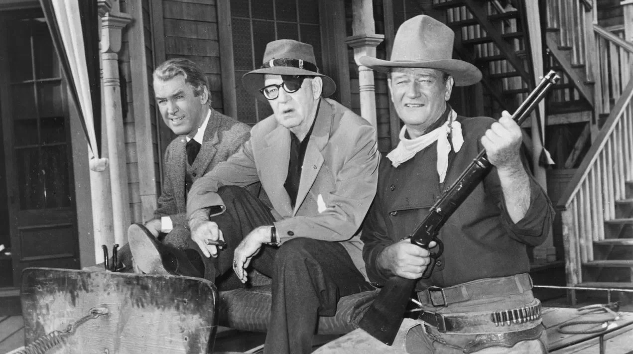 John Ford entre las estrellas de 'El hombre que mató a Liberty Valance', James Stewart y John Wayne.