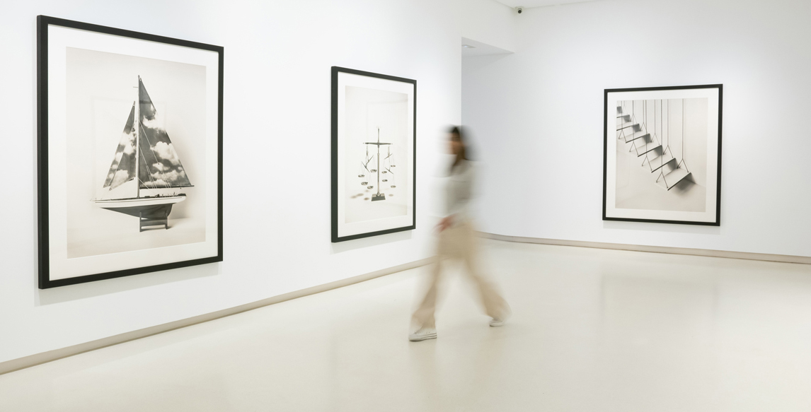 Vista de la exposición de Chema Madoz, © Ceniza, cortesía de la Galería Elvira González.