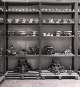 Antonio Fernández Alvira. Elementos para un discurso, 2018. Instalación. 250 × 450 × 40 cm. Obra realizada gracias a la convocatoria de ayudas a la producción artística de la Comunidad de Madrid de 2018. Cortesía Espai Tactel / Chappaz Gallery.