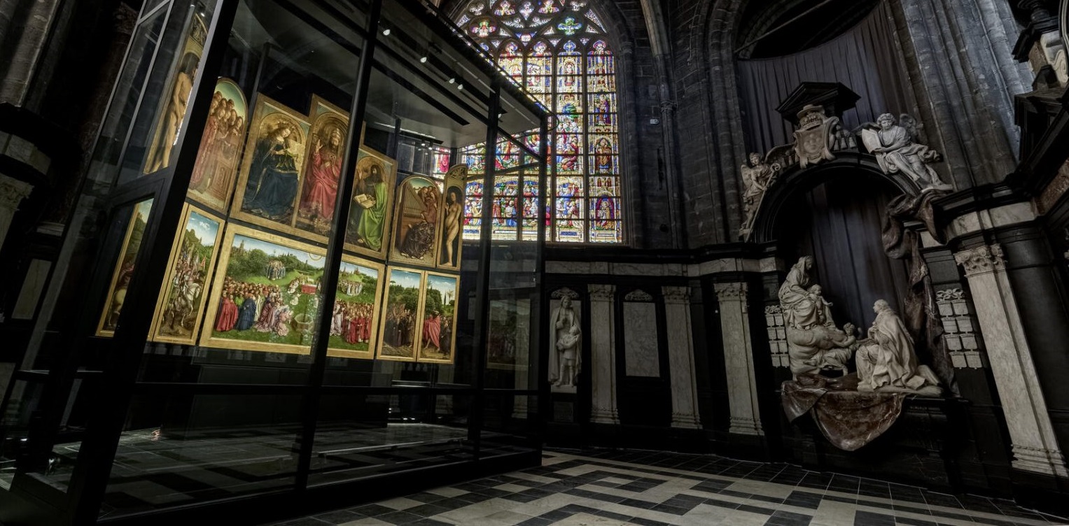 La 'Adoración del Cordero Místico' en su nueva ubicación. ©www.artinflanders.be. Foto: Cedric Verhelst.