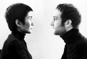 Yoko Ono y John Lennon en 1970. Fotógrafo desconocido, posiblemente Richard DiLello.
