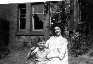 John Lennon y su madre. Foto de Stanley Parkes. Cortesía de Yoko Ono Lennon.