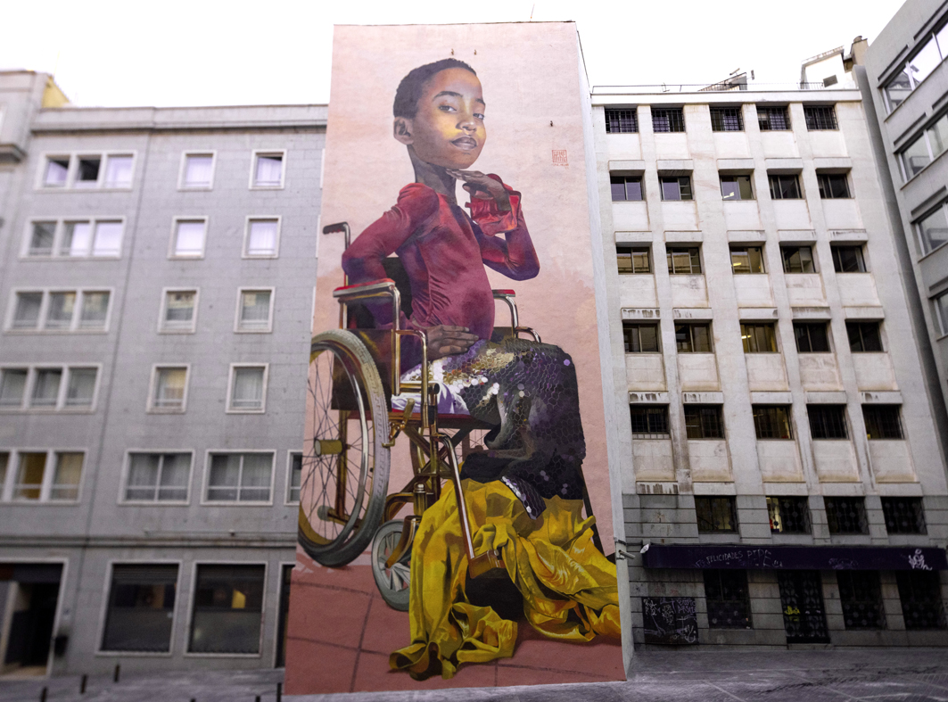 Mural de Case Maclaim junto a la Puerta del Sol. 'The Fabulous Tale Of Being Different'.