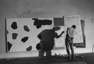 Ugo Mulas, Jasper Johns, Edisto Beach, 1965. Impresión de gelatina de plata sobre papel baritado. © Ugo Mulas Heirs. All rights reserved.