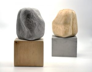 Cristina Avello. 'Lo que ocurre en el interior', 2021. Instalación de esculturas de madera de abedul y escayola. Cortesía de la Galería Lucía Mendoza.