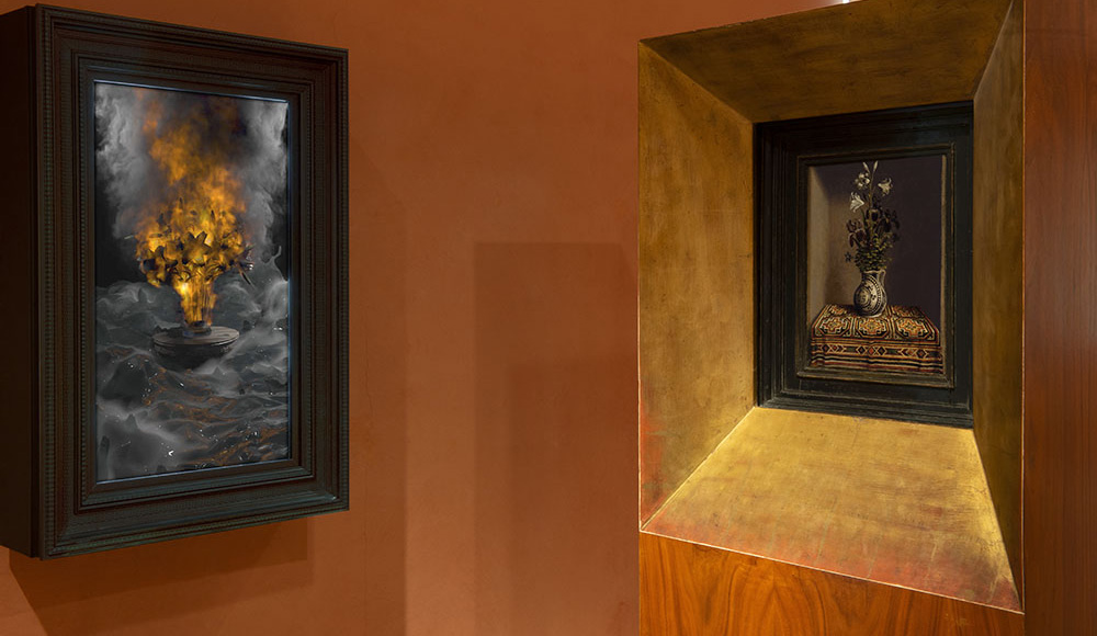 'Flores heroicas (lirios)' (vista de la exposición 'Vanitas'en el Museo Thyssen-Bornemisza, junto al 'Florero (reverso)' de Hans Memling, 1485).