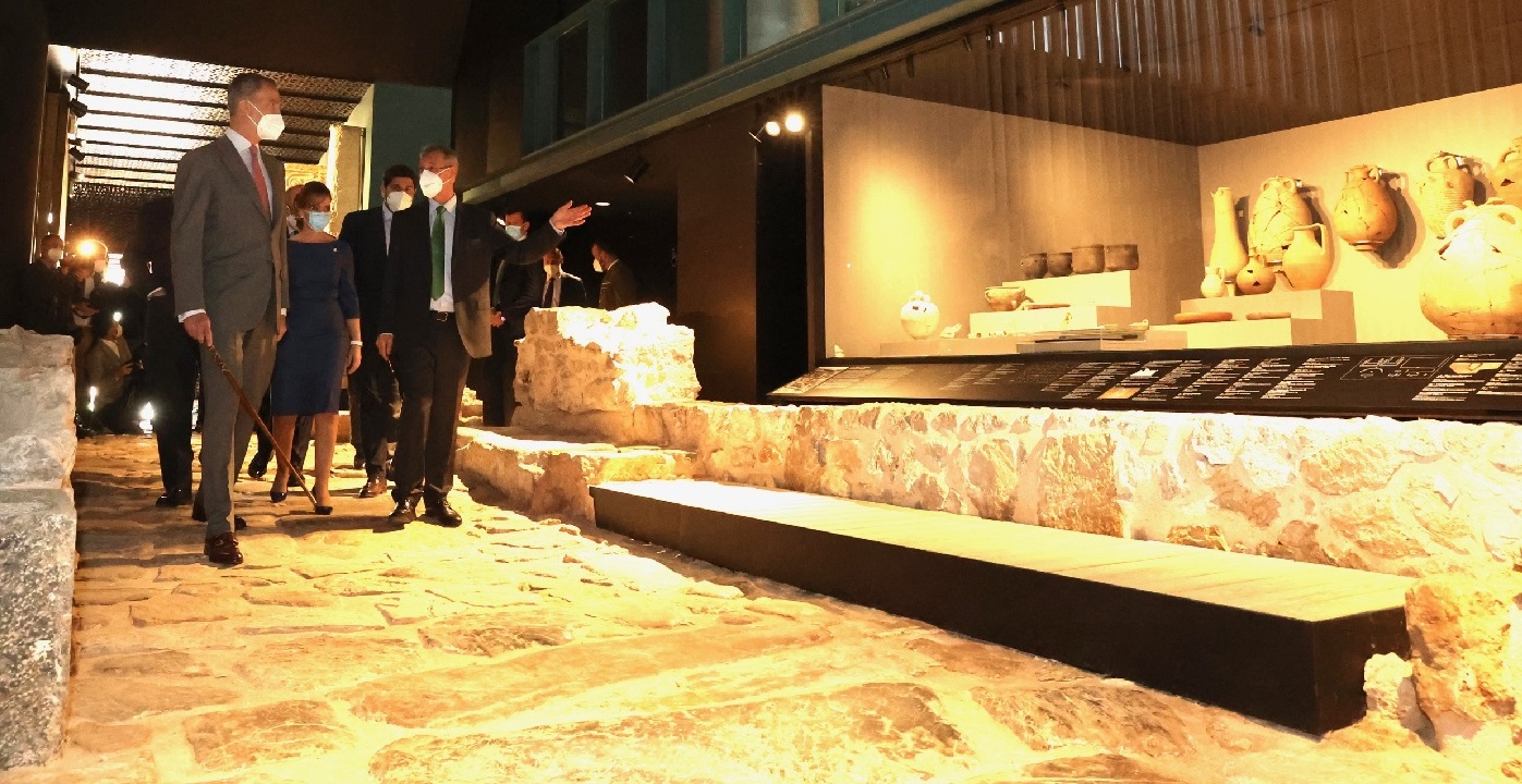 El Rey acompañado por las autoridades asistentes al acto durante su recorrido por el Museo. © Casa de S.M. el Rey.