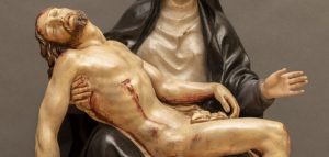 ALONSO CANO, PIEDAD. MADERA TALLADA Y POLICROMADA. 52 X 35 CM.