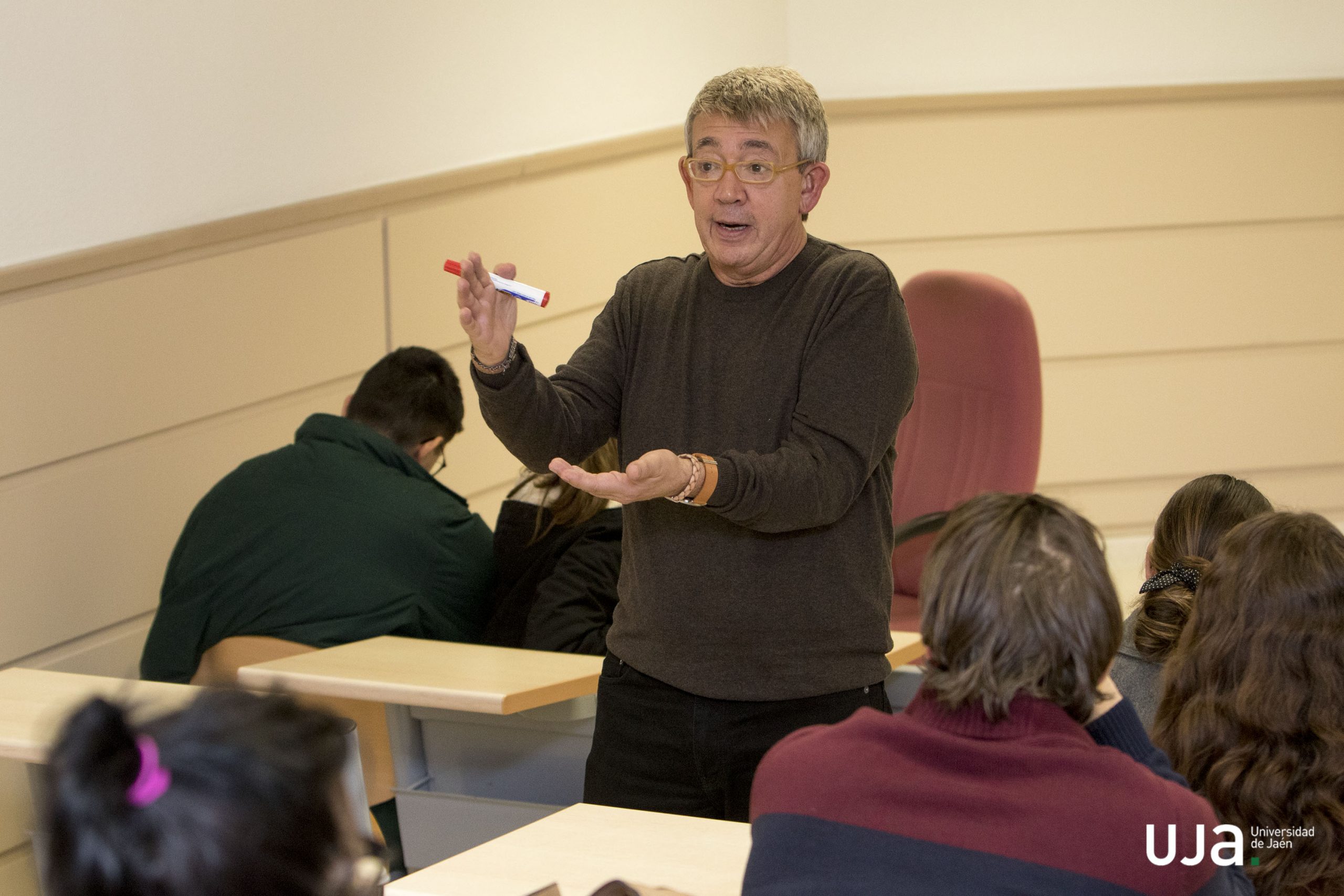 Guillermo Busutil impartiendo un taller de escritura narrativa en la Universidad de Jaén en 2019. Foto: Fernando Mármol. Cortesía de la Universidad de Jaén.