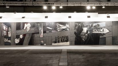 El 'Guernica' de Ibarrola en el stand de la Galería José de la Mano en ARCOmadrid 2021.