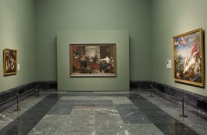 Imagen de Las hilanderas de Velázquez en sala 15 A con el nuevo enmarcado Foto © Museo Nacional del Prado.