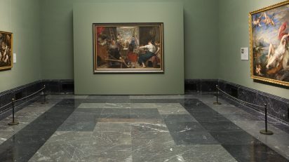 Imagen de 'Las hilanderas' con el panel de enmascaramiento abierto. © Museo Nacional del Prado.