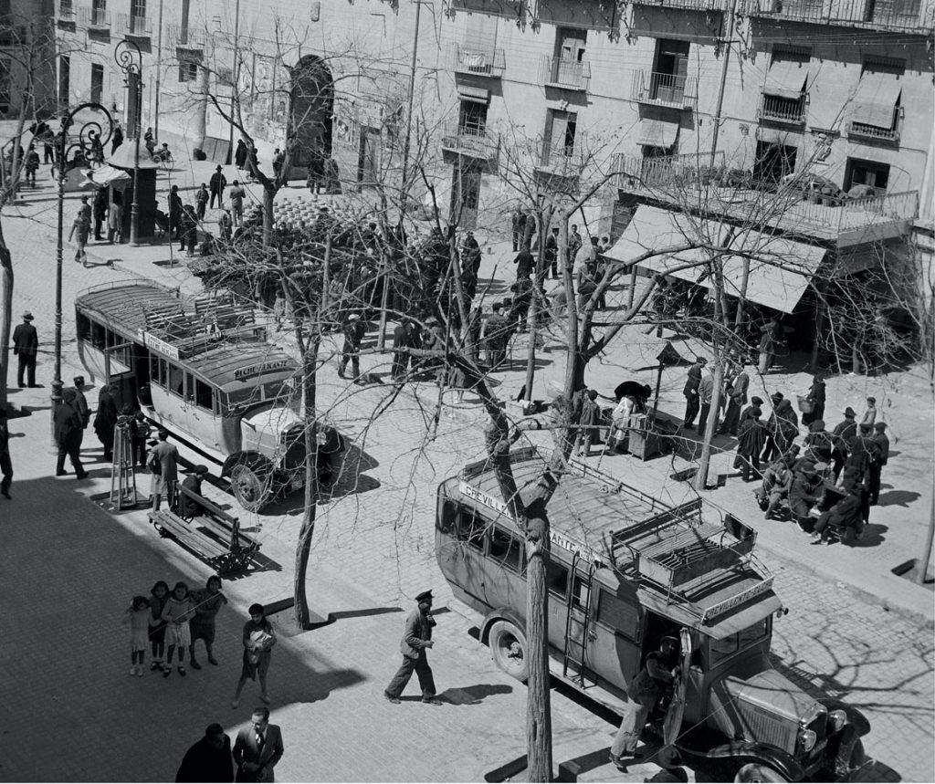 1935, autobuses en una plaza de Elche. Foto © Pierre Verger. Archivo Fundação Pierre Verger.