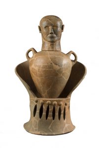 Vaso canopo con figura masculina entronizada. Chiusi Cerámica. Último cuarto del s VII a.C. Florencia, Museo Arqueológico Nacional.