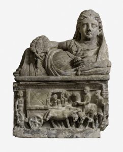 Urna cineraria con viaje en carro, Volterra. Alabastro, finales del s II – principios del I a.C. Volterra, Museo Etrusco Guarnacci.