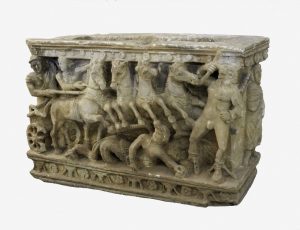 Urna cineraria. Difunto transportado en carro. Alabastro. Primeras décadas del s II a.C. Volterra, Museo Etrusco Guarnacci.