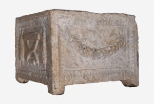 Urna cineraria romana con sella curulis. Volterra. Mármol, s I d.C. Volterra, Museo Etrusco Guarnacci.