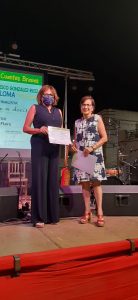 Entrega simbólica del galardón finalista del II Premio Internacional de Cuentos Breves Maestro Francisco González Ruiz. María Luisa Alarcón y María del Carmen Morales, miembros del jurado.
