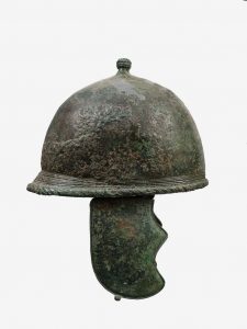 Yelmo tipo «Montefortino». Volterra, Bronce, s IV– II a.C. Volterra, Museo Etrusco Guarnacci.