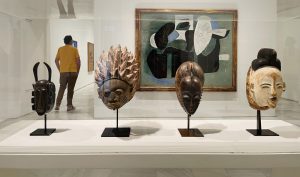 Colección del Museo Reina Sofía. Episodio IV. Máscaras de la cultura Senufu, Gelede, Baule y Punu, y una obra de Picasso. Archivo fotográfico del MNCARS.