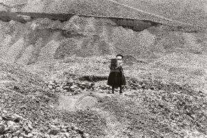 Paolo Gasparini. La mina de piedras, Bolivia, 1971. Plata en gelatina 22 × 32,5 cm. Colecciones Fundación MAPFRE © Paolo Gasparini.