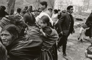 Paolo Gasparini. Mercado de Chinchero, Perú, 1976. Plata en gelatina 34 × 51 cm. Colecciones Fundación MAPFRE. © Paolo Gasparini.