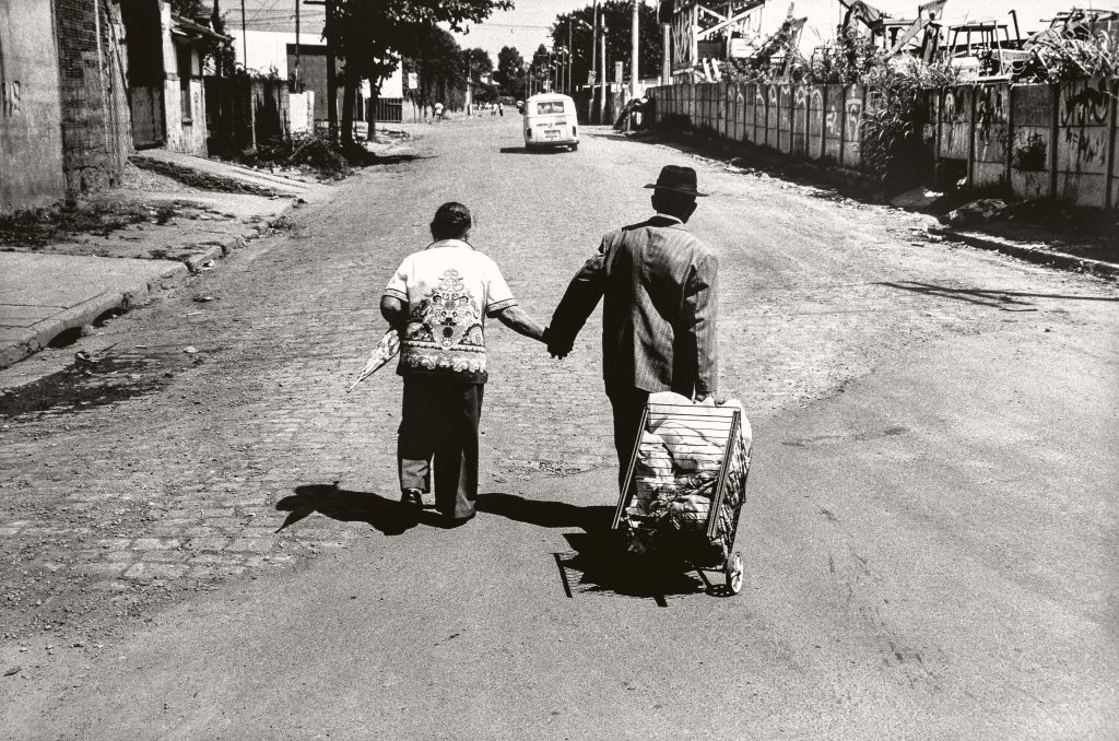 Paolo Gasparini. Regreso a casa, São Paulo, 1997. Plata en gelatina 40 × 60 cm. Colecciones Fundación MAPFRE. © Paolo Gasparini.