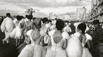 Paolo Gasparini. Carnaval, La Habana, 1962. Plata en gelatina 37 × 57 cm. Colecciones Fundación MAPFRE. © Paolo Gasparini.