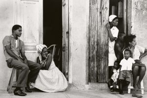 Paolo Gasparini. En la acera, Santiago de Cuba, 1964. Plata en gelatina 17 × 25 cm. Colecciones Fundación MAPFRE. © Paolo Gasparini.