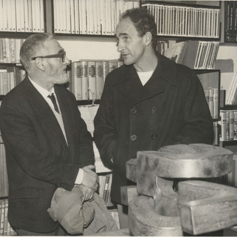 1965. Oteiza y Chillida en la librería-galería Espelunca de San Sebastián.