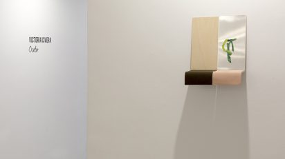 Victoria Civera. Tablets: Fabula 2, 2021. Pintura, aluminio, madera, metacrilato y fieltro. 31 x 30 x 19 cm.