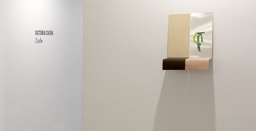 Victoria Civera. Tablets: Fabula 2, 2021. Pintura, aluminio, madera, metacrilato y fieltro. 31 x 30 x 19 cm.