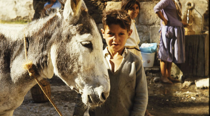 Luis Agromayor. Niño con un burro y una mujer en una fuente, Burgos. Hospital del Rey. Fotografía tomada entre 1970 y 2005.